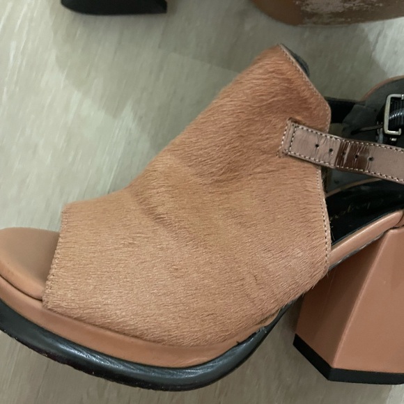 Robert Clergerie calf skin Tan Heels with Modern Design - Picture 8 of 15